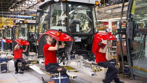 En moyenne, un tracteur quitte l’usine Massey Ferguson de Beauvais toutes les cinq minutes. Le site accueille aussi le Gima, entreprise co-détenue avec Claas pour la production de transmissions robotisées. © Massey Ferguson En moyenne, un tracteur quitte l’usine Massey Ferguson de Beauvais toutes les cinq minutes. Le site accueille aussi le Gima, entreprise co-détenue avec Claas pour la production de transmissions robotisées. © Massey Ferguson